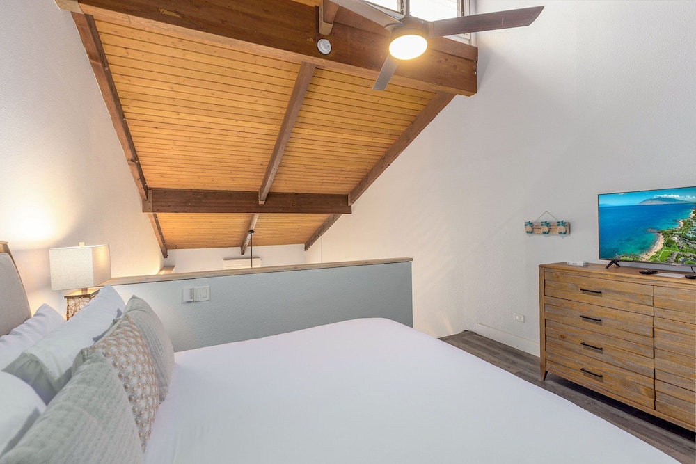 Kamaole Sands 10-403 - Stunning Renovation - Penthouse Level - Split AC - Look!