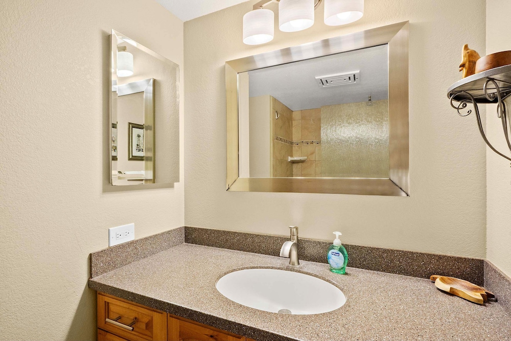 Kamaole Sands 7-109 - Romantic Getaway, Beautiful Renovation, Large Lanai, & AC!