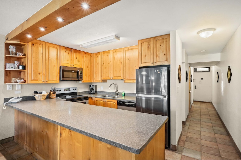 Kamaole Sands 7-109 - Romantic Getaway, Beautiful Renovation, Large Lanai, & AC!