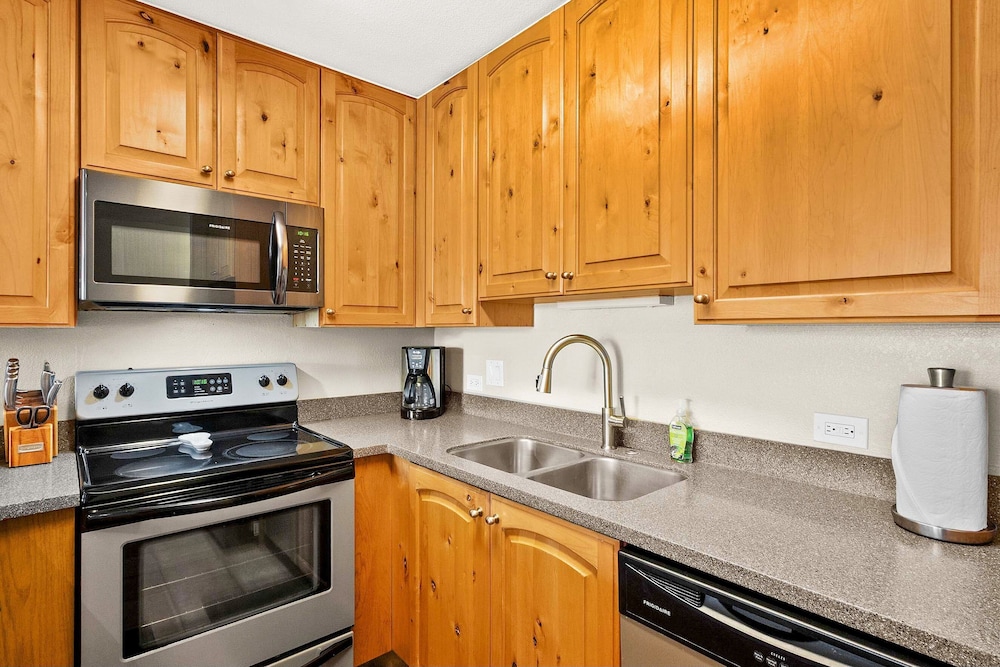 Kamaole Sands 7-109 - Romantic Getaway, Beautiful Renovation, Large Lanai, & AC!