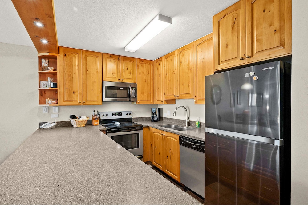 Kamaole Sands 7-109 - Romantic Getaway, Beautiful Renovation, Large Lanai, & AC!