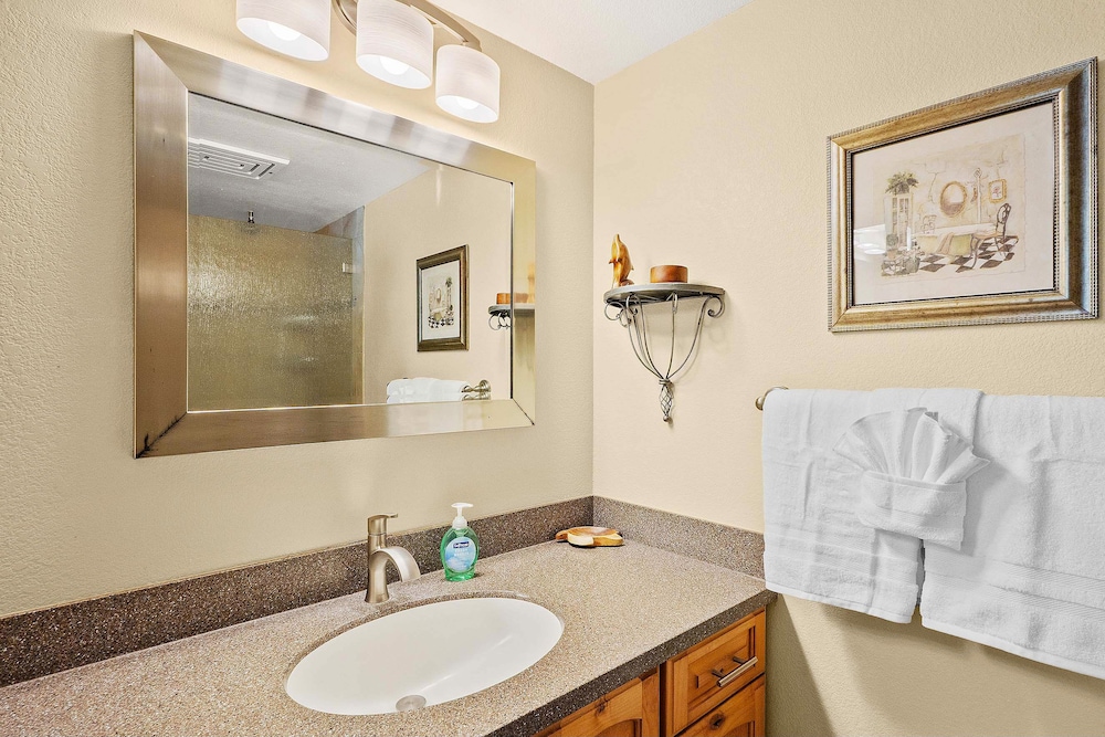 Kamaole Sands 7-109 - Romantic Getaway, Beautiful Renovation, Large Lanai, & AC!