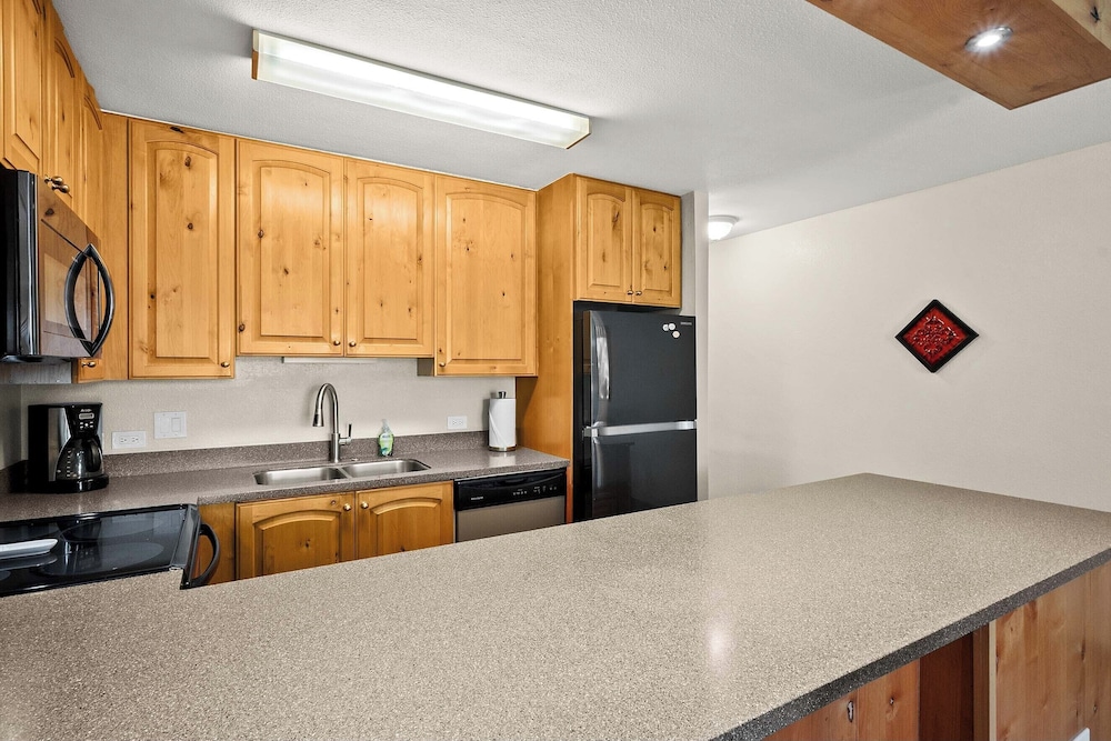 Kamaole Sands 7-109 - Romantic Getaway, Beautiful Renovation, Large Lanai, & AC!