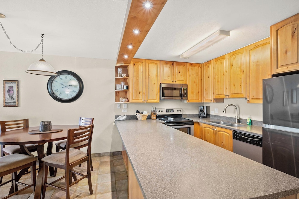 Kamaole Sands 7-109 - Romantic Getaway, Beautiful Renovation, Large Lanai, & AC!
