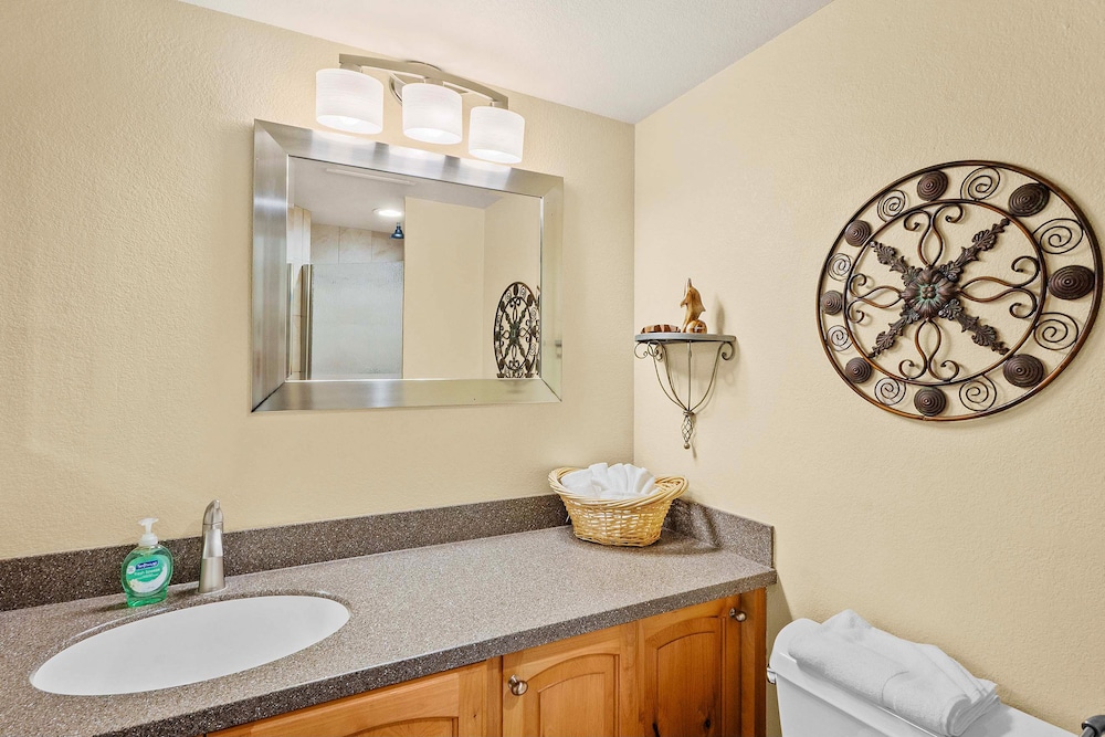 Kamaole Sands 7-109 - Romantic Getaway, Beautiful Renovation, Large Lanai, & AC!