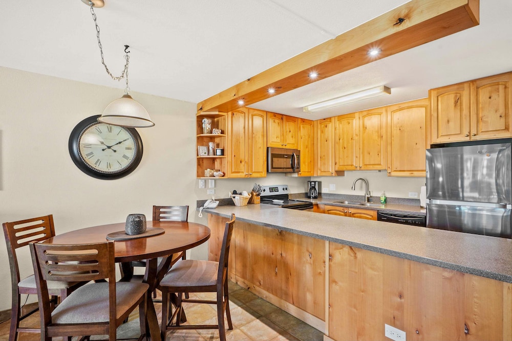 Kamaole Sands 7-109 - Romantic Getaway, Beautiful Renovation, Large Lanai, & AC!