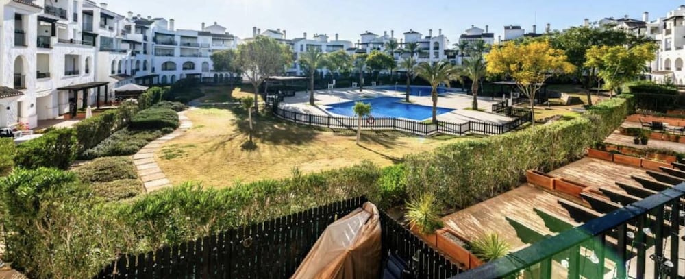 Golf Resort - Apartment - Sleeps4 - Pool - Parking