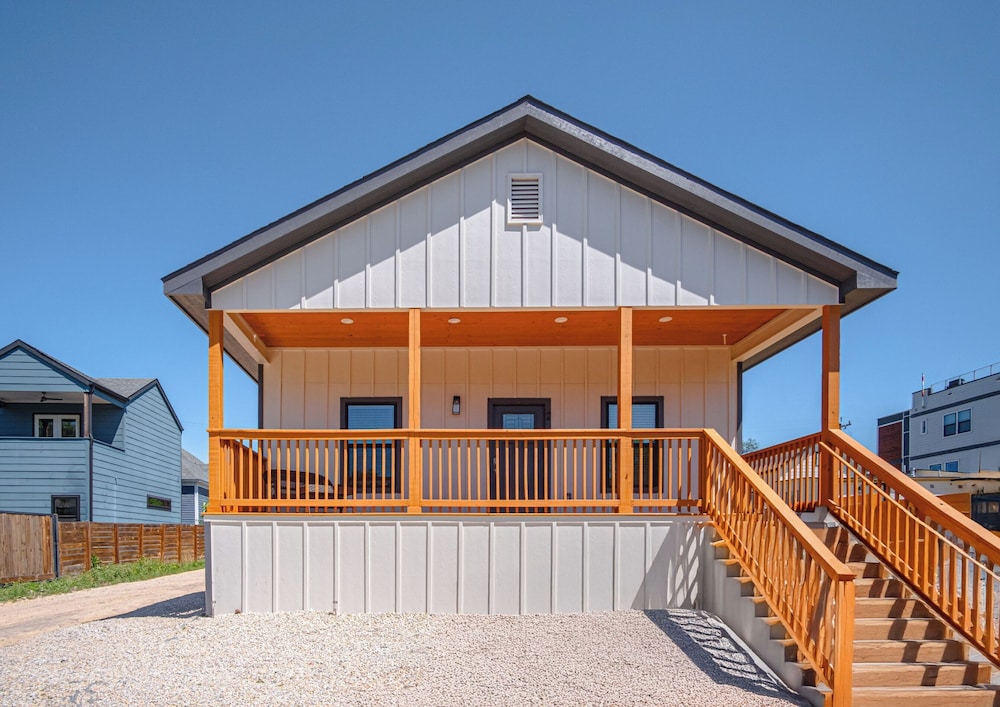3br-2ba Cityscape Haven With Panoramic Tower View! - Image 1