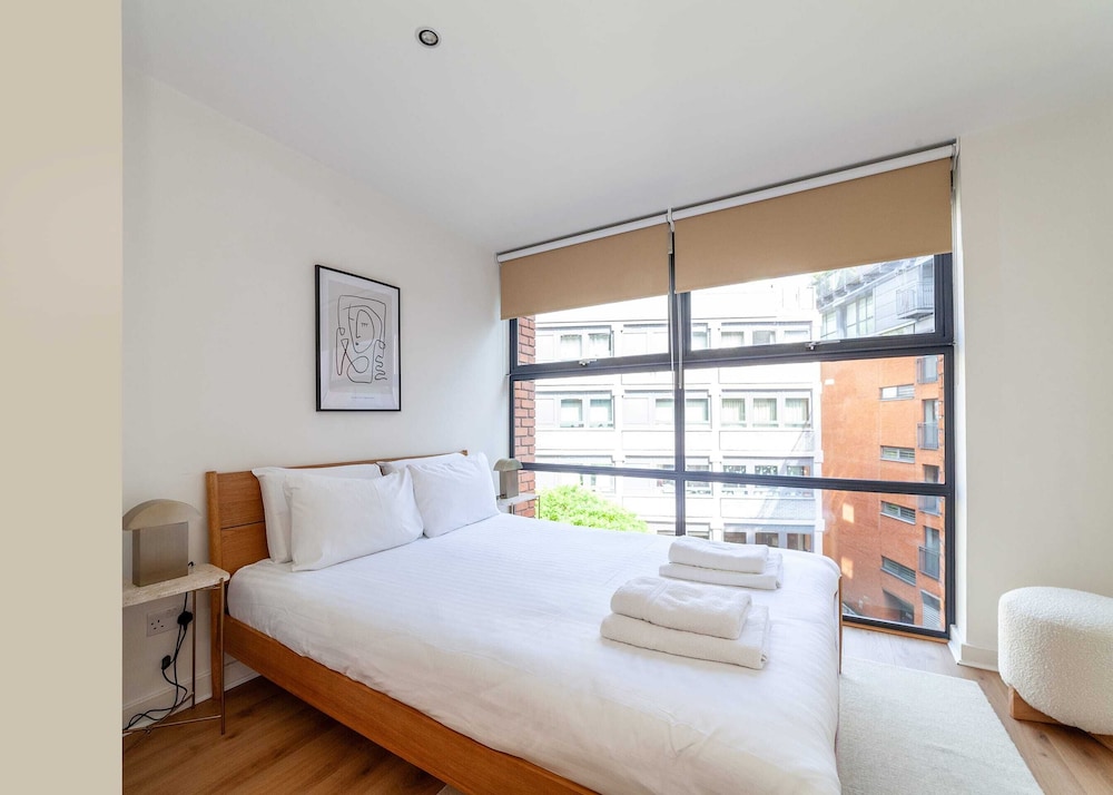 A Stylish Newly Refurbished Flat With City Access
