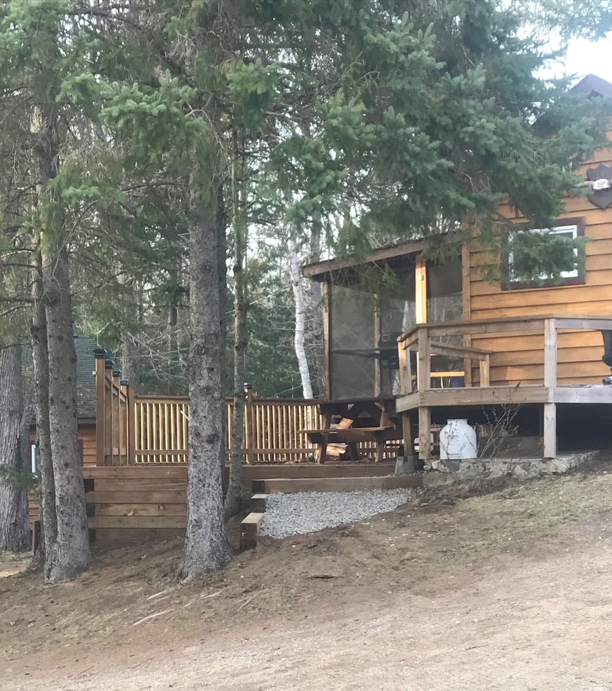 Longmuir's Hidden Cove Cottage Resort