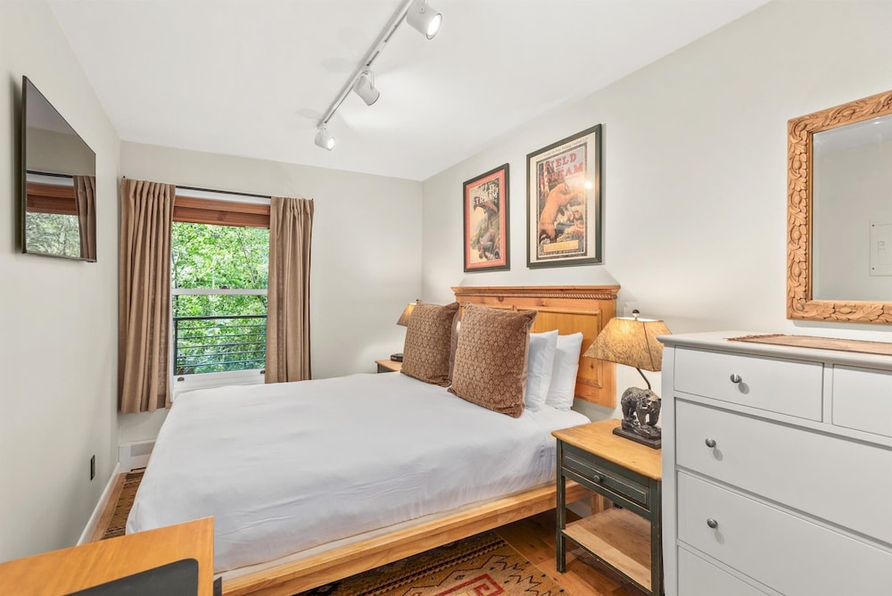 Durant Condominiums by Frias