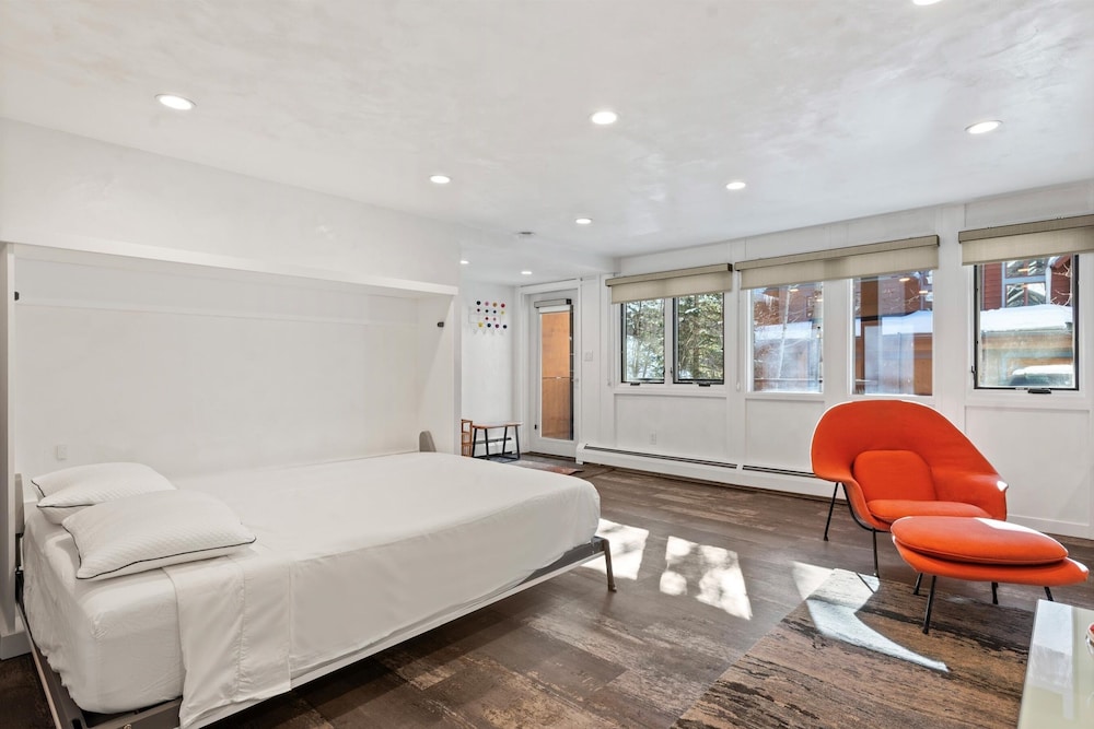 Downtown Aspen Studio Steps to Gondola & Trails - 305A