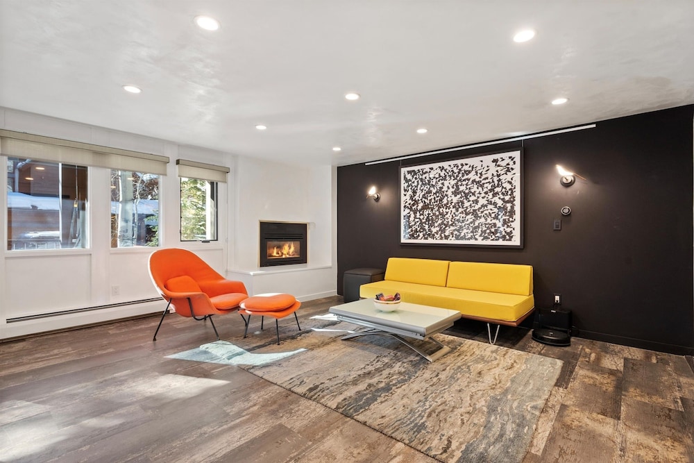 Downtown Aspen Studio Steps to Gondola & Trails - 305A