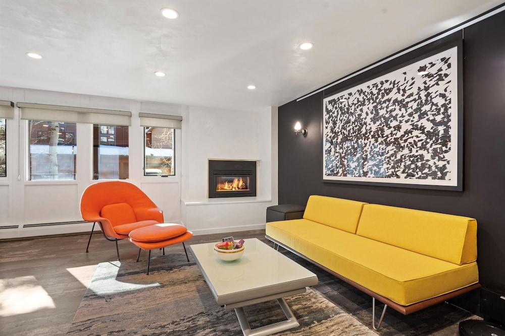 Downtown Aspen Studio Steps to Gondola & Trails - 305A