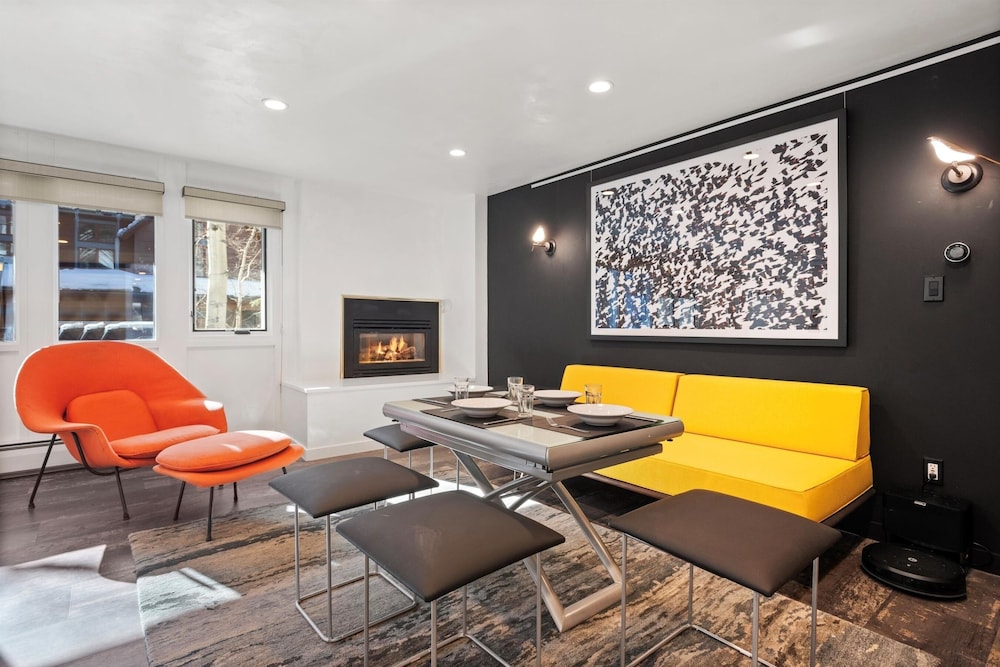 Downtown Aspen Studio Steps to Gondola & Trails - 305A