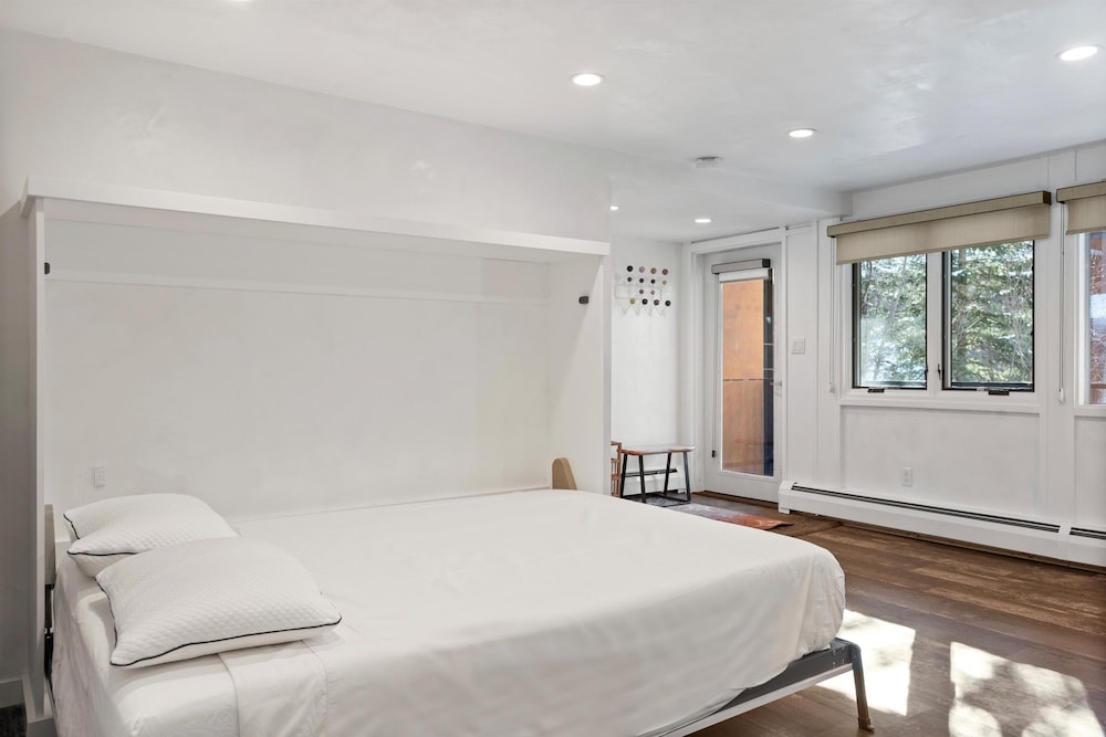 Downtown Aspen Studio Steps to Gondola & Trails - 305A