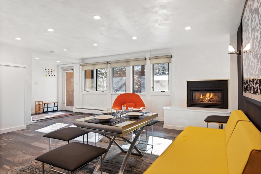 Downtown Aspen Studio Steps to Gondola & Trails - 305A