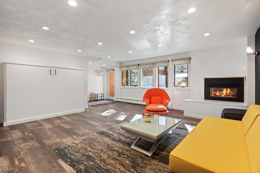 Downtown Aspen Studio Steps to Gondola & Trails - 305A