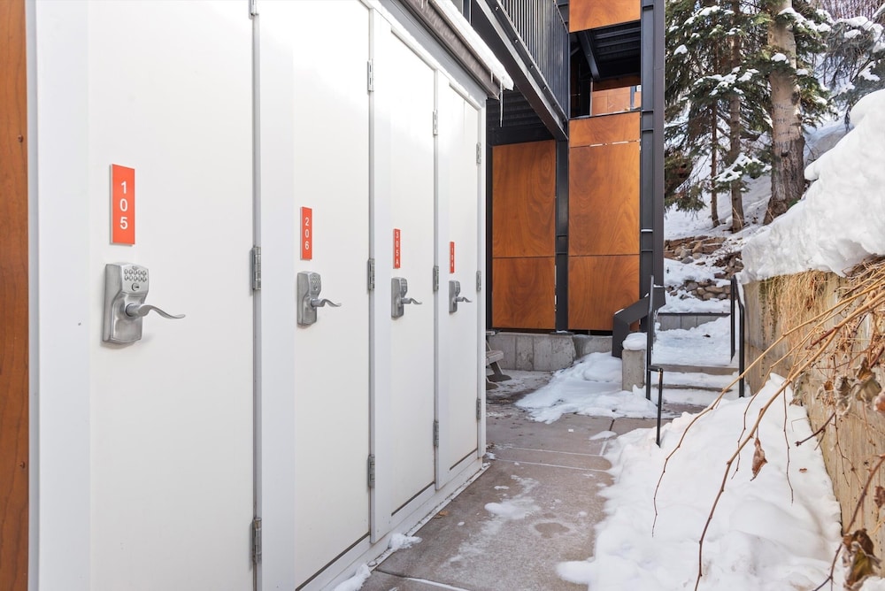 Downtown Aspen Studio Steps to Gondola & Trails - 305A