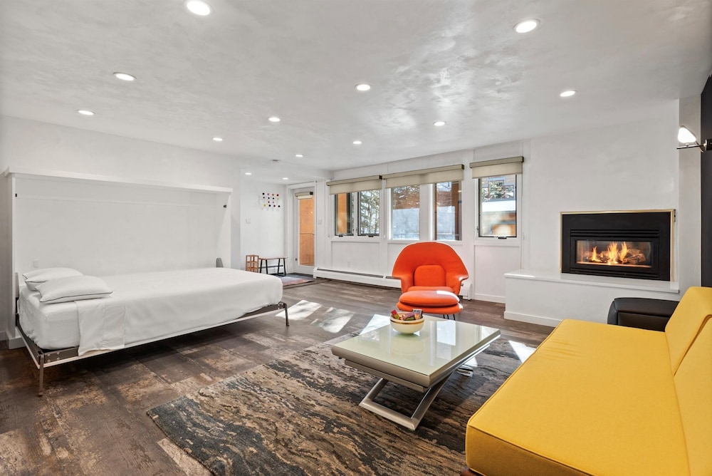 Downtown Aspen Studio Steps to Gondola & Trails - 305A