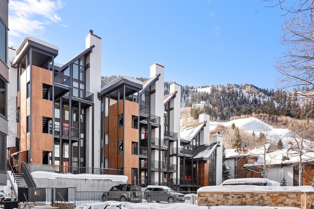 Downtown Aspen Studio Steps to Gondola & Trails - 305A