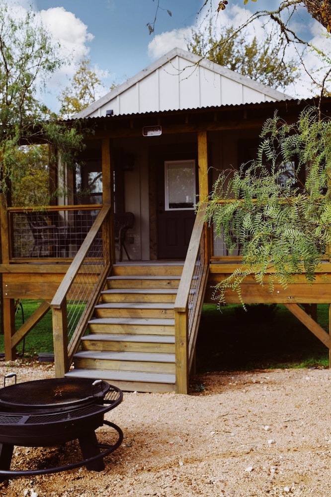 Hotel 3 Son's Geronimo - Birdhouse Cabin - Image 1