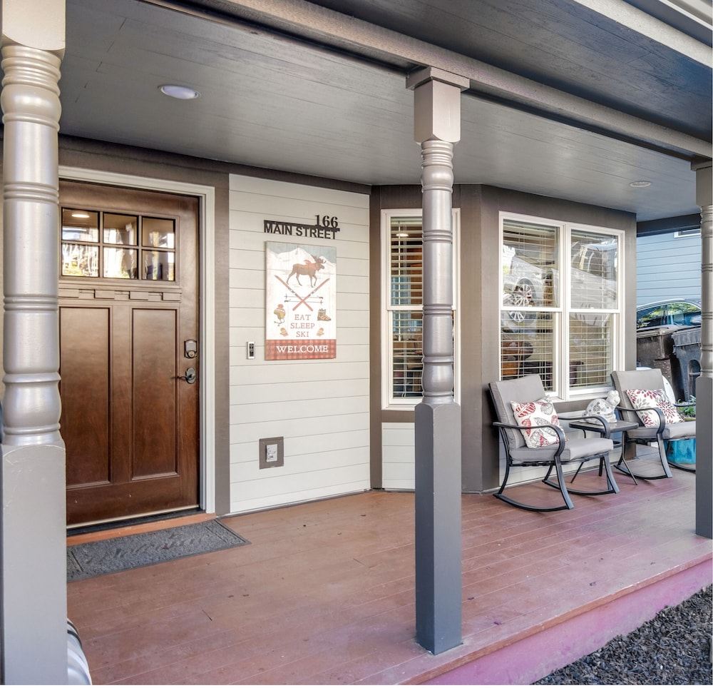 Top Of Main Street 3 Bedroom Home by Redawning view 5