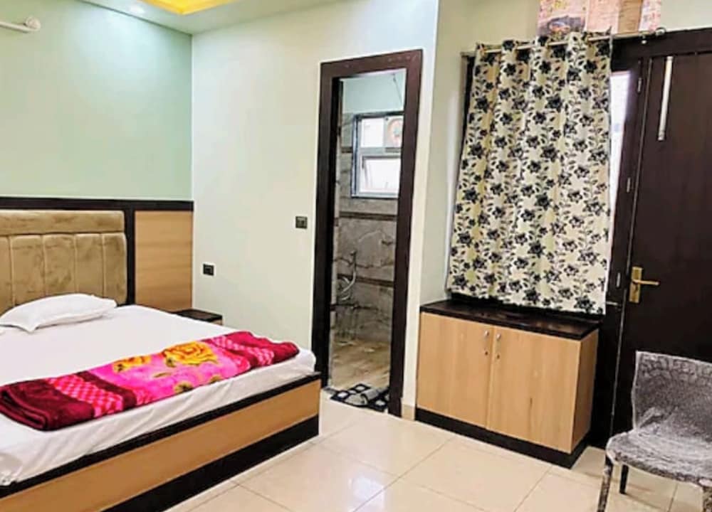 Hotel Saraswati dhaam Near Prem Mandir