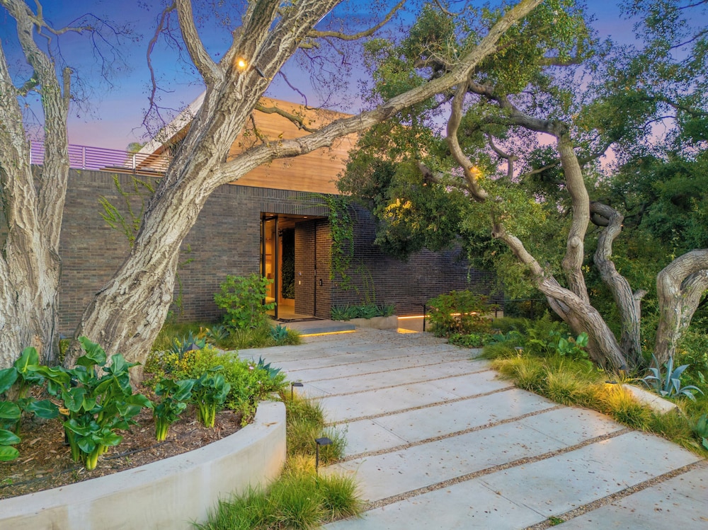 Oak Pass Manor: Indoor-outdoor Luxury With Pool, Sauna & Panoramic Views