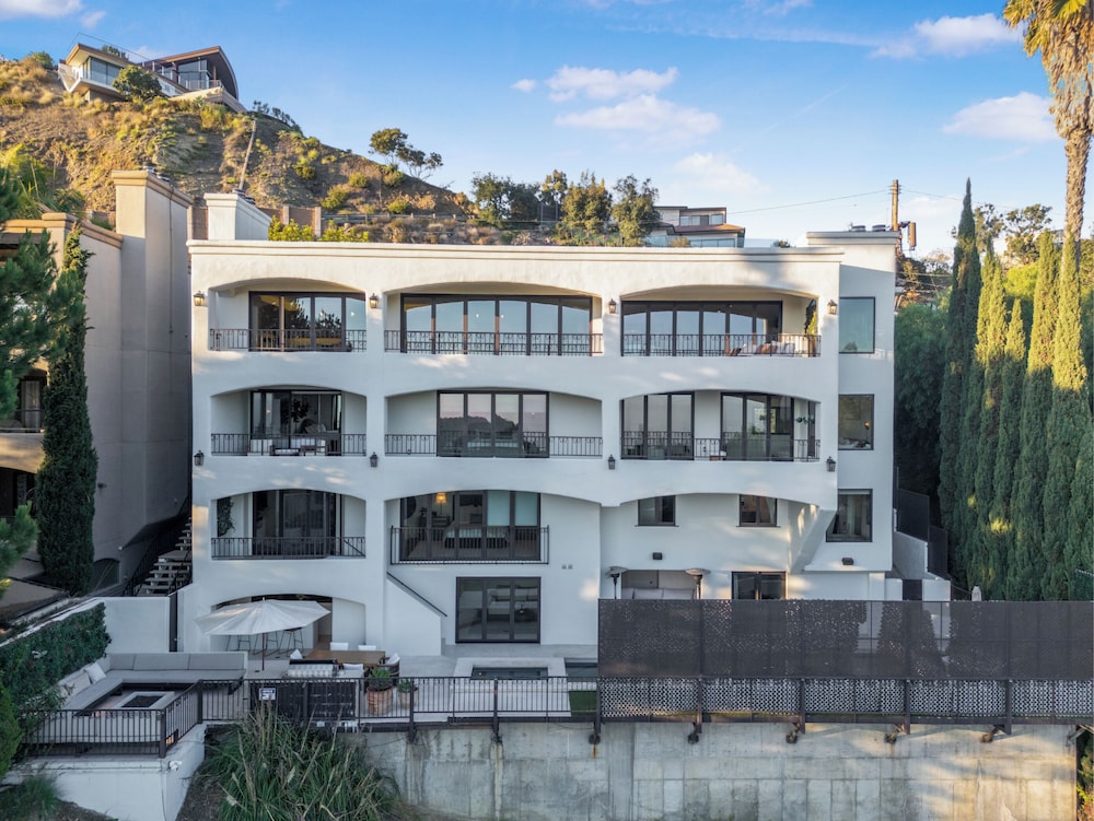 Villa Solea - Mulholland Retreat w/ Pool, Spa & Iconic LA Views