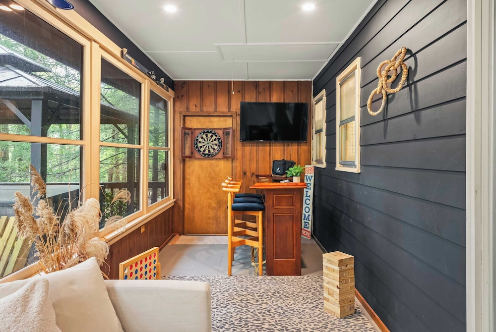 The Horseshoe Hideaway Lake Harmony Cabin w/ Hot Tub & Game Porch