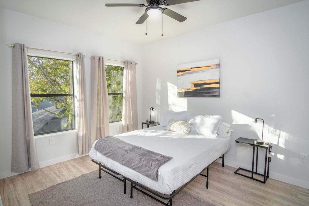 Spectacular Cozy 3 BR Plus 2 and a Half BA Apt Near Downtown view 5