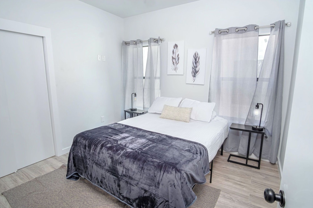 Spectacular Newly Built 3 BR Condo Near Downtown view 2