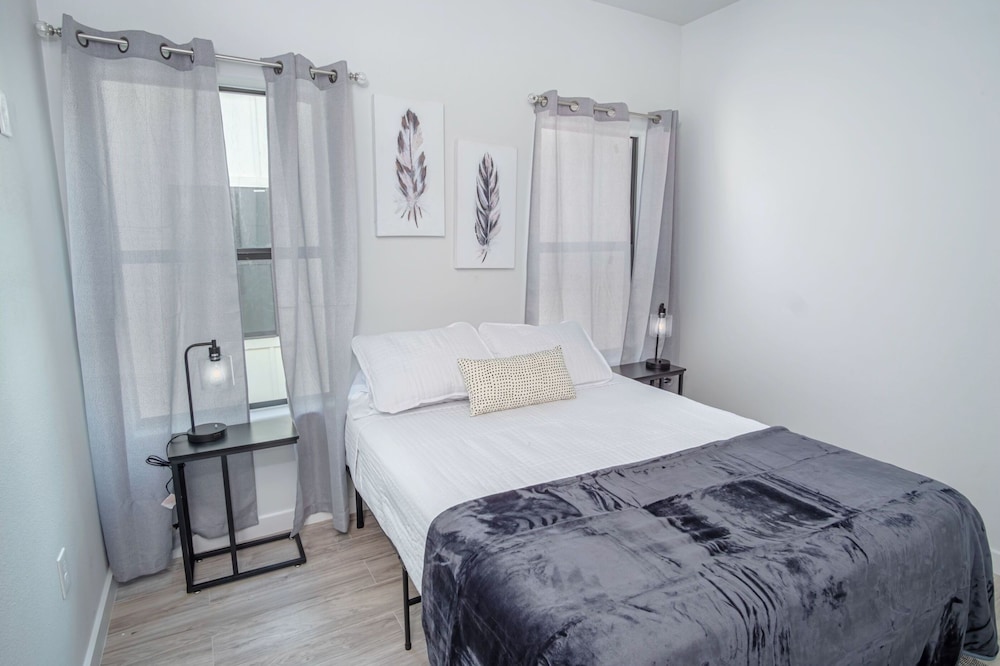 Spectacular Cozy 3 BR Plus 2 and a Half BA Apt Near Downtown view 2