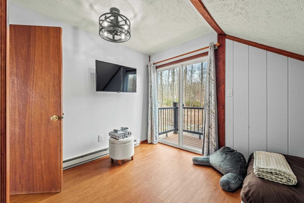 Stylish Renovated Home Open Layout, Coffee Bar + Near Hiking & Waterfalls