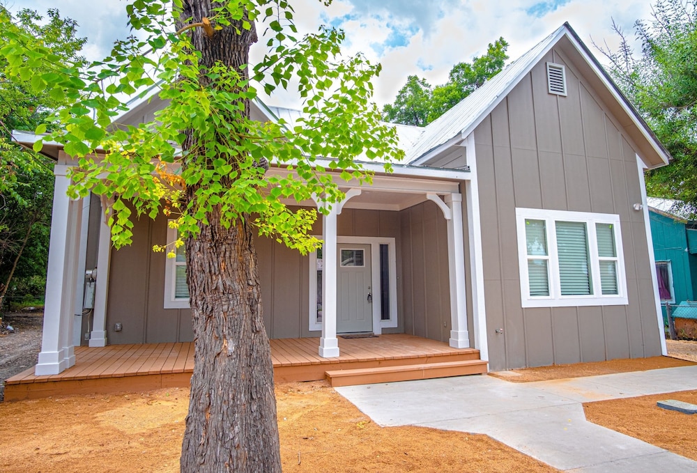 Brand New Remodeled 3br/2.5ba House Near Downtown view 4