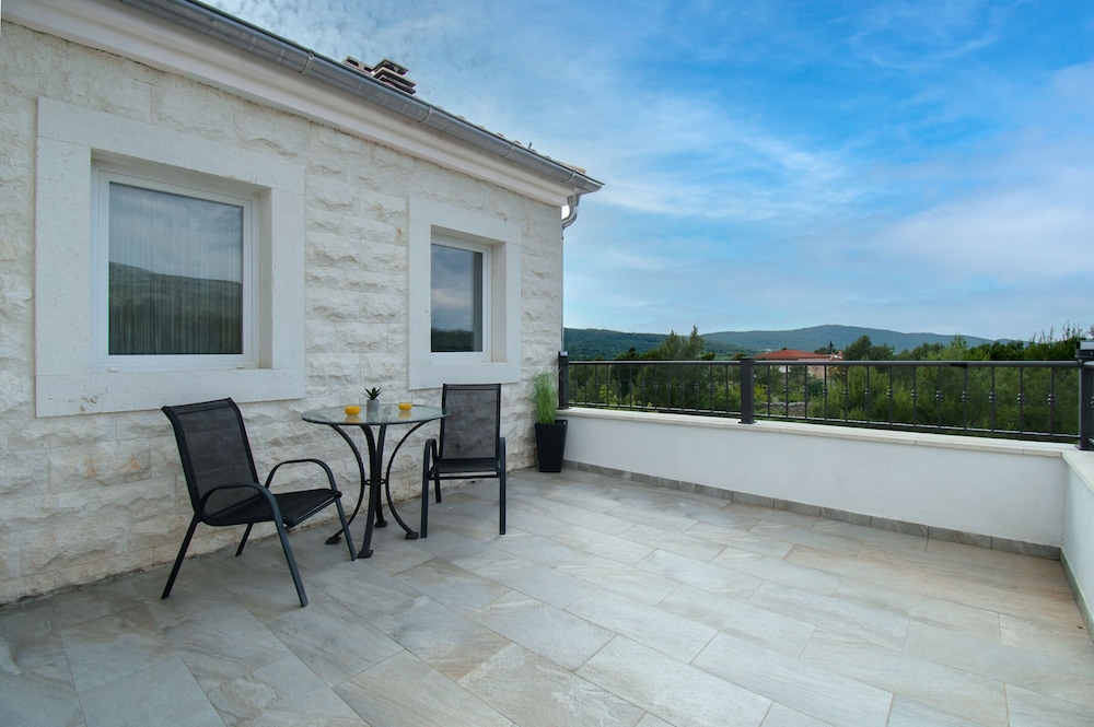 Villa Whitestone view 3