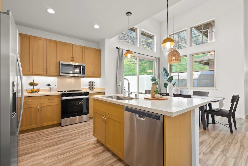 Sleeps 16, 2 Homes Ocean Views, Shared Pool + Gym, Near the Beach Avantstay