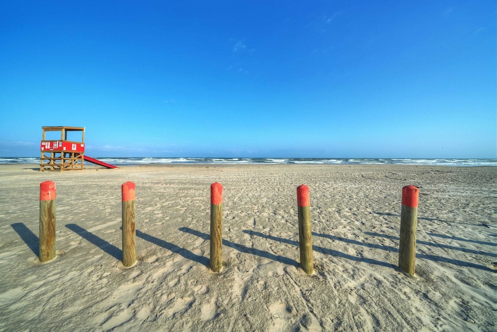 Near Beach & Dining in Golf Cart Zone + Private Balcony Salty Sunshine #B
