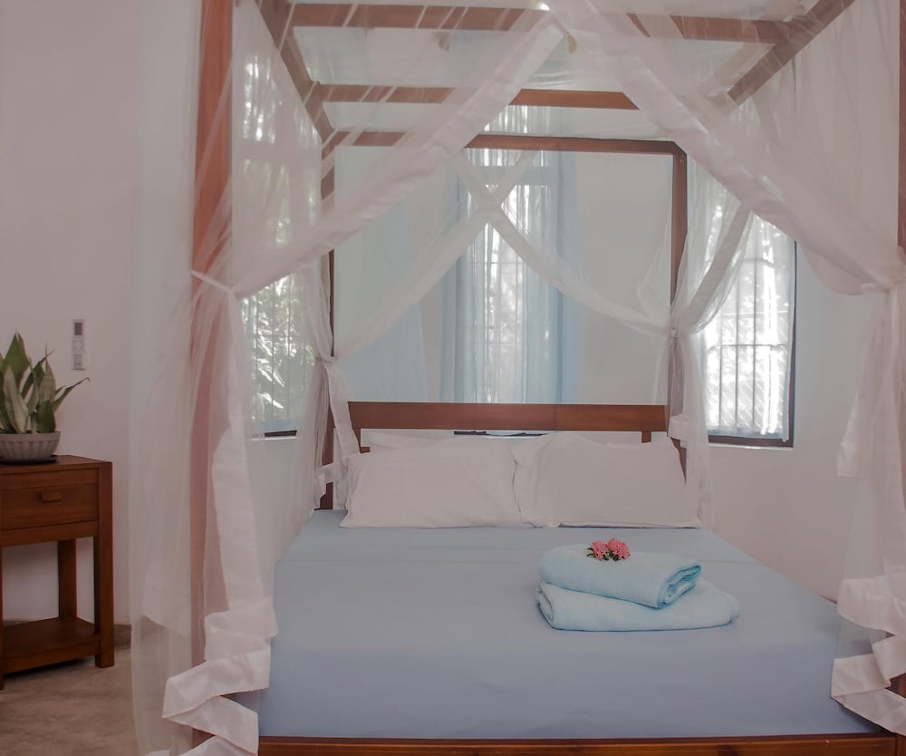 Galle Large Serviced Villa Near Beaches & Fort view 5