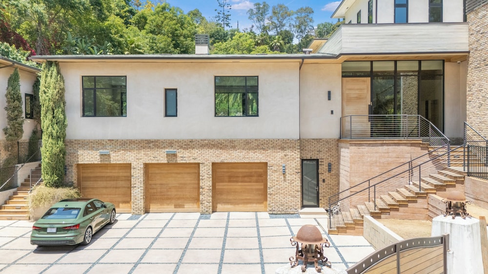 Bowmont - Resort-style Beverly Hills Escape w/ Pool, Garden and Privacy