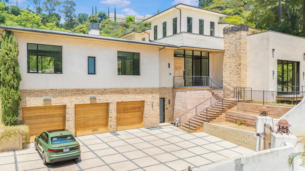 Bowmont - Resort-style Beverly Hills Escape w/ Pool, Garden and Privacy