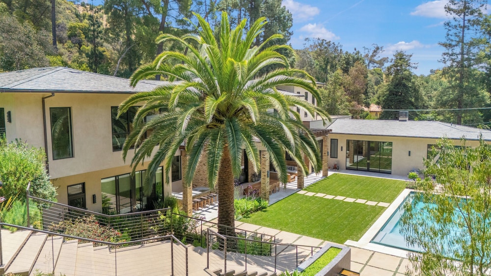 Bowmont - Resort-style Beverly Hills Escape w/ Pool, Garden and Privacy