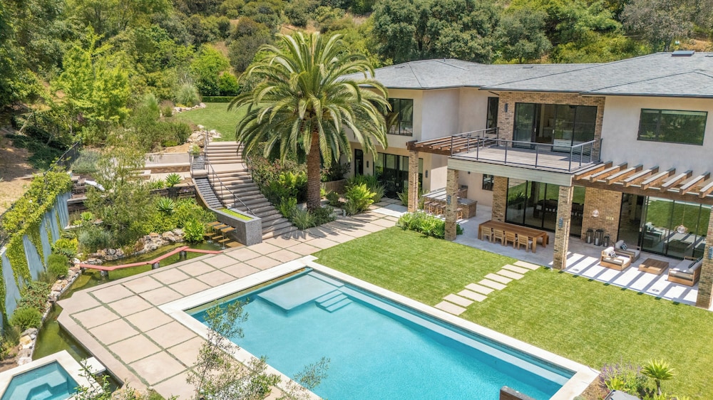 Bowmont - Resort-style Beverly Hills Escape w/ Pool, Garden and Privacy