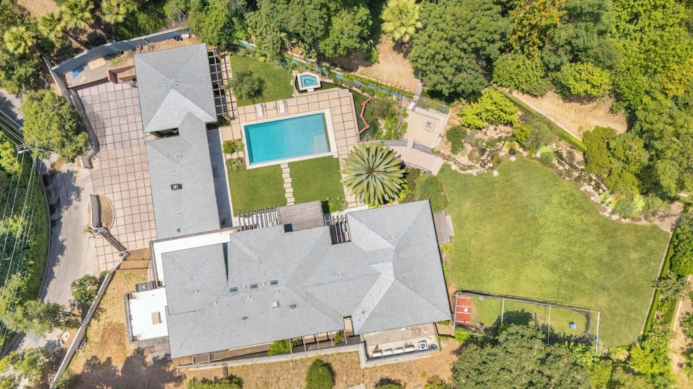 Bowmont - Resort-style Beverly Hills Escape w/ Pool, Garden and Privacy