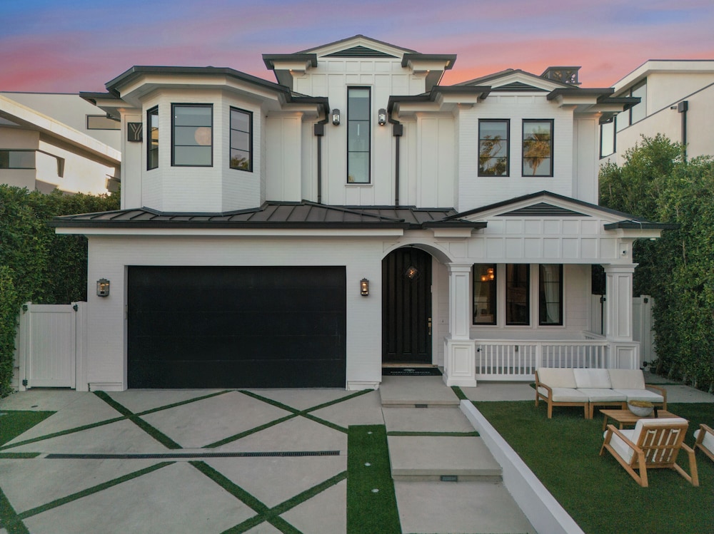 Spaulding Ave Farmhouse - Bespoke LA Home w/ Pool & Home Theater