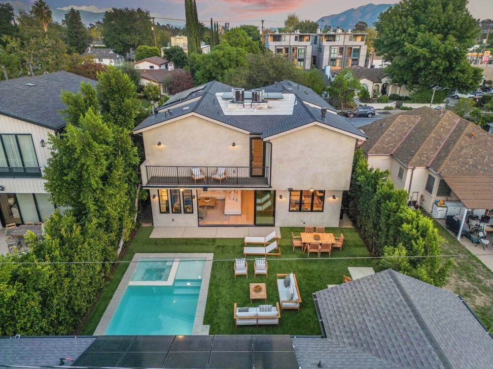 Kraft Villa - Luxury Living Redefined w/ Pool