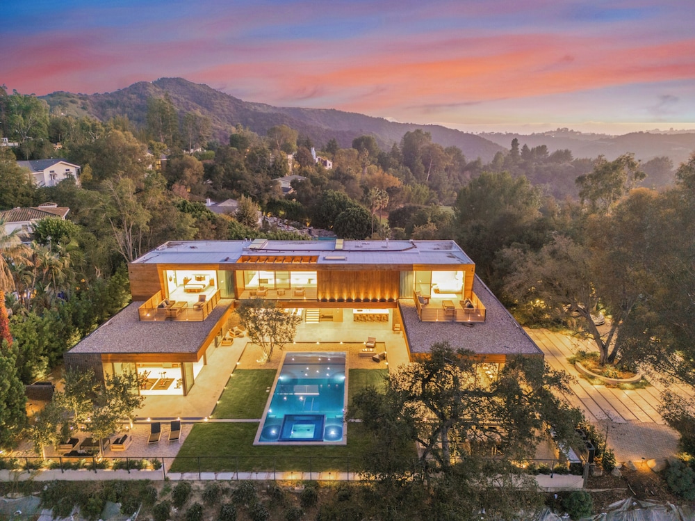 Oak Pass Manor: Indoor-outdoor Luxury With Pool, Sauna & Panoramic Views