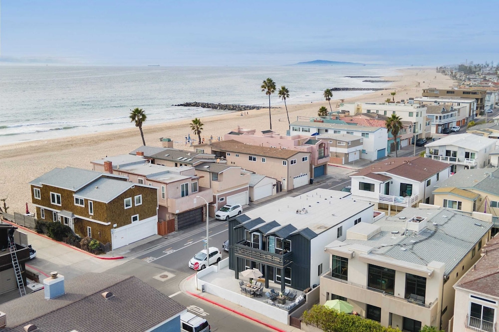 Sandy by Avantstay Oceanview, Steps to Beach Patio w/ Fire Pit + Dining Area
