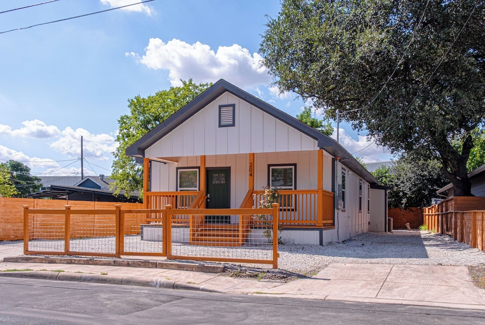 Comfy and Happy Stays Near Riverwalk and Downtown!